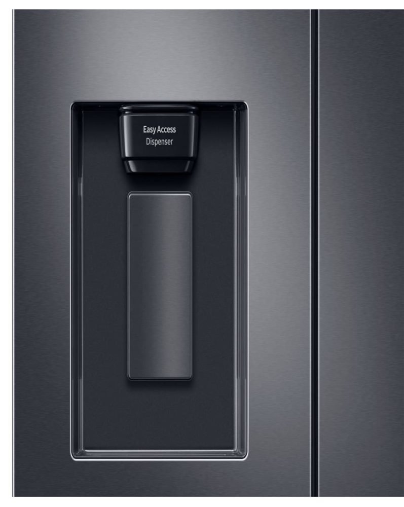 Dispensador Easy Access de agua y hielo en un nevecón Samsung acabado oscuro