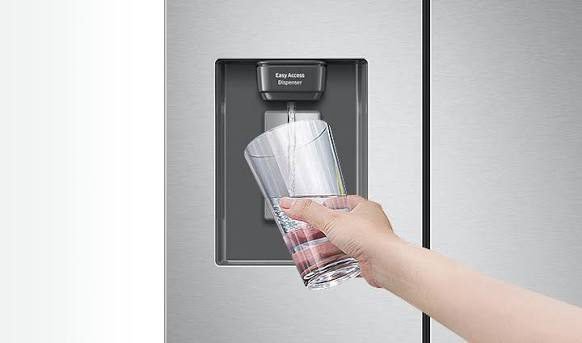 Dispensador Easy Access de un nevecón Samsung sirviendo agua en un vaso